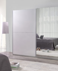 Bílá šatní skříň Darvin 24 s posuvnými dveřmi a zrcadlem